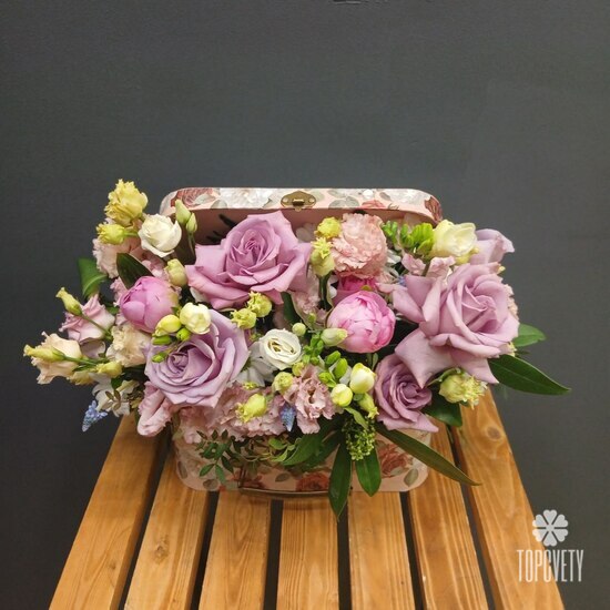 Композиция из роз, пион и эустомы в деревянной шкатулке 