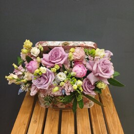 Композиция из роз, пион и эустомы в деревянной шкатулке 