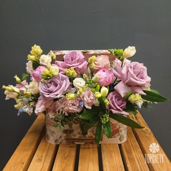 Композиция из роз, пион и эустомы в деревянной шкатулке 