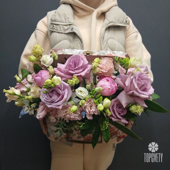 Композиция из роз, пион и эустомы в деревянной шкатулке 