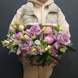 Композиция из роз, пион и эустомы в деревянной шкатулке 