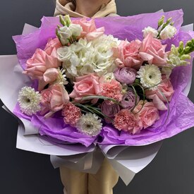 Букет из роз, гортензий и ранункулюса