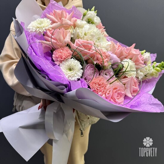 Букет из роз, гортензий и ранункулюса