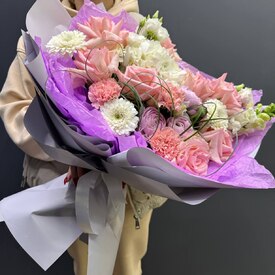 Букет из роз, гортензий и ранункулюса