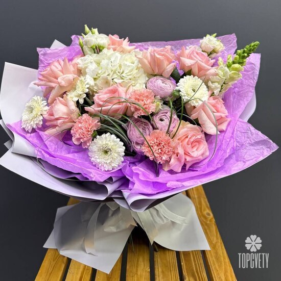 Букет из роз, гортензий и ранункулюса