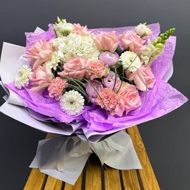 Букет из роз, гортензий и ранункулюса