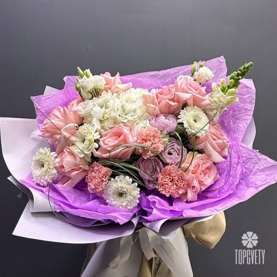 Букет из роз, гортензий и ранункулюса