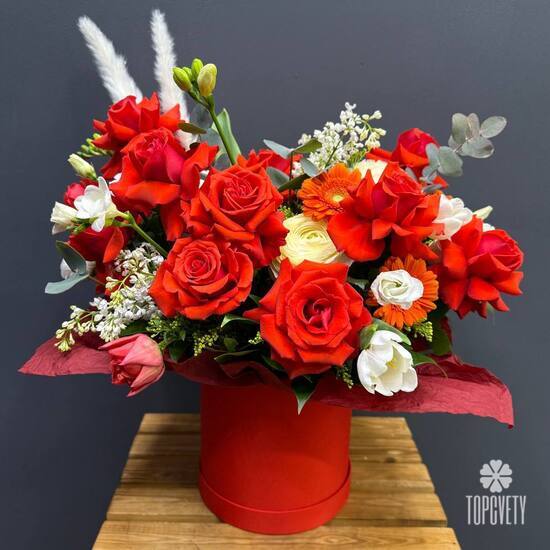 Композиция из роз, гербер и сирени шляпной коробке