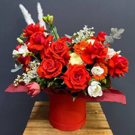 Композиция из роз, гербер и сирени шляпной коробке