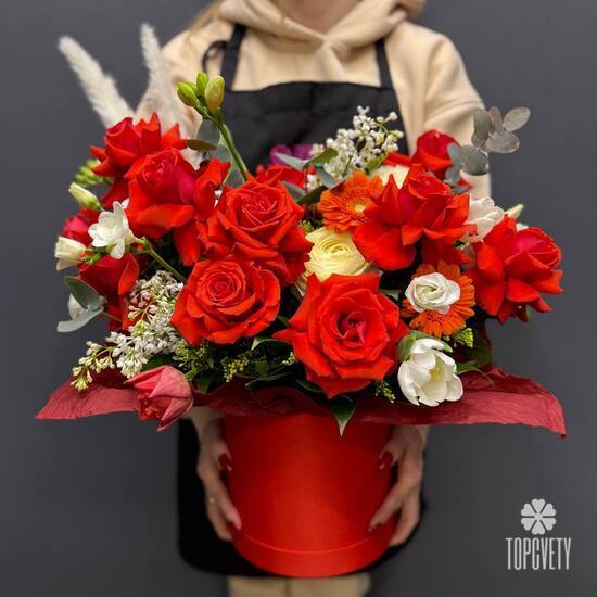 Композиция из роз, гербер и сирени шляпной коробке