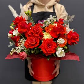 Композиция из роз, гербер и сирени шляпной коробке