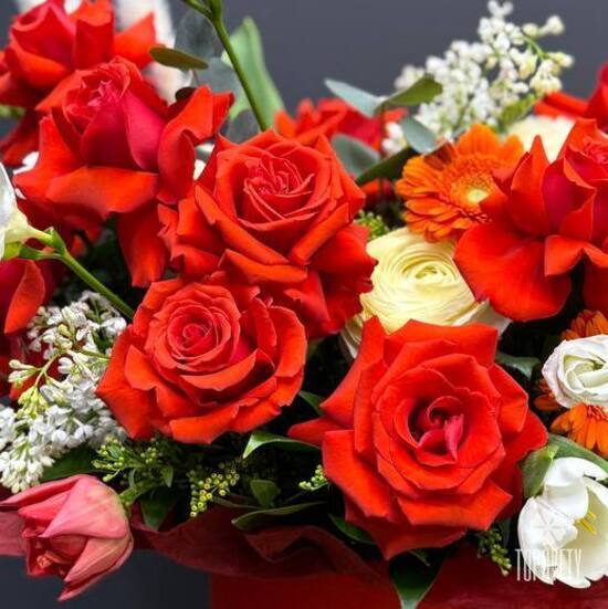 Композиция из роз, гербер и сирени шляпной коробке