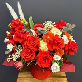 Композиция из роз, гербер и сирени шляпной коробке