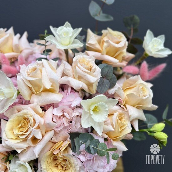 Композиция из роз, гортензий и нарциссов в шляпной коробке