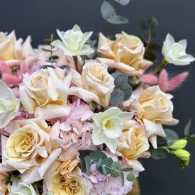 Композиция из роз, гортензий и нарциссов в шляпной коробке