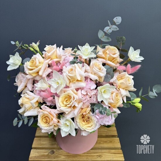 Композиция из роз, гортензий и нарциссов в шляпной коробке