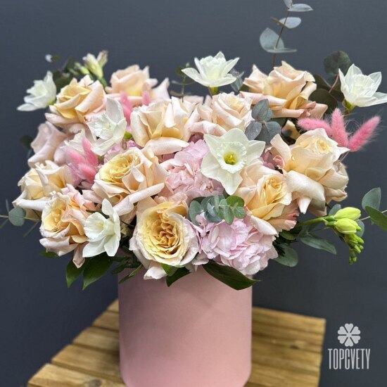 Композиция из роз, гортензий и нарциссов в шляпной коробке