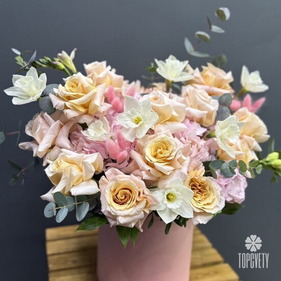 Композиция из роз, гортензий и нарциссов в шляпной коробке