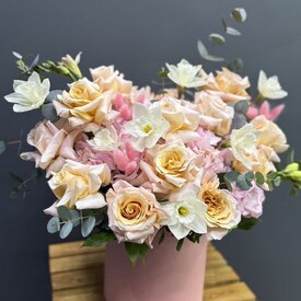 Композиция из роз, гортензий и нарциссов в шляпной коробке