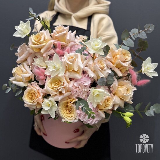 Композиция из роз, гортензий и нарциссов в шляпной коробке