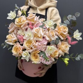 Композиция из роз, гортензий и нарциссов в шляпной коробке