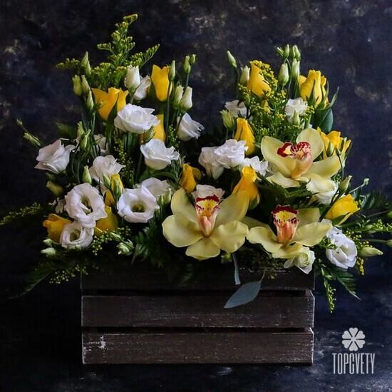 Букет из орхидей, роз и эустом в ящике