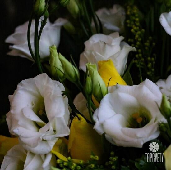 Букет из орхидей, роз и эустом в ящике