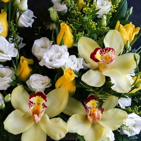 Букет из орхидей, роз и эустом в ящике