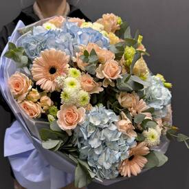 Букет из кустовых роз, гортензий и гербер