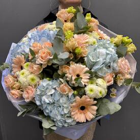 Букет из кустовых роз, гортензий и гербер