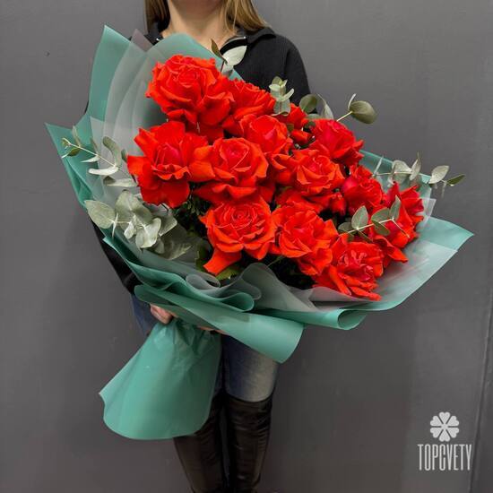 Букет из 15 французских роз с эвкалиптом