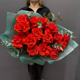 Букет из 15 французских роз с эвкалиптом