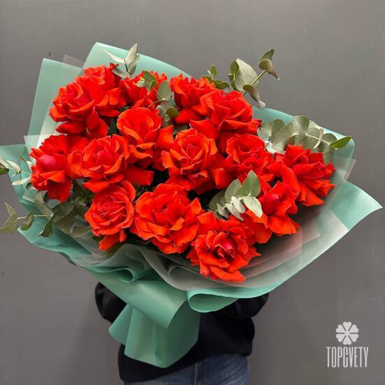 Букет из 15 французских роз с эвкалиптом