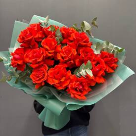 Букет из 15 французских роз с эвкалиптом