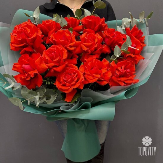 Букет из 15 французских роз с эвкалиптом