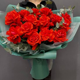 Букет из 15 французских роз с эвкалиптом