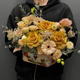 Композиция из роз,  гербер  и эустомы в шкатулке