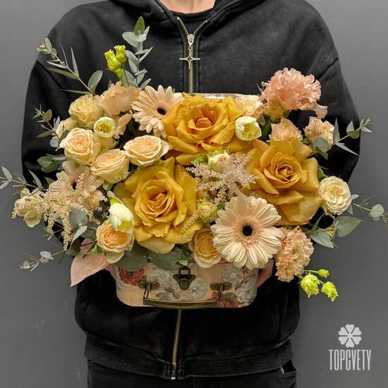 Композиция из роз,  гербер  и эустомы в шкатулке