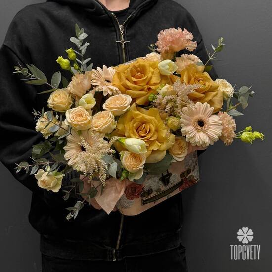 Композиция из роз,  гербер  и эустомы в шкатулке