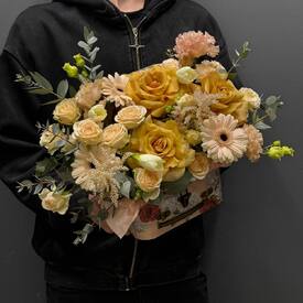 Композиция из роз,  гербер  и эустомы в шкатулке