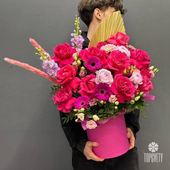 Композиция из роз, гербер и ранункулюсов в шляпной коробке