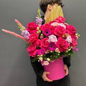 Композиция из роз, гербер и ранункулюсов в шляпной коробке