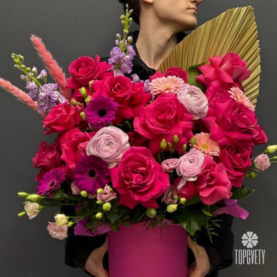 Композиция из роз, гербер и ранункулюсов в шляпной коробке