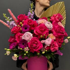 Композиция из роз, гербер и ранункулюсов в шляпной коробке