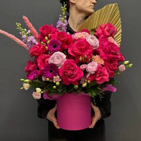 Композиция из роз, гербер и ранункулюсов в шляпной коробке