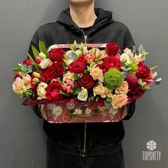 Композиция из роз, тюльпанов и эустомы в шкатулке