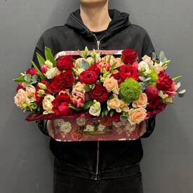 Композиция из роз, тюльпанов и эустомы в шкатулке