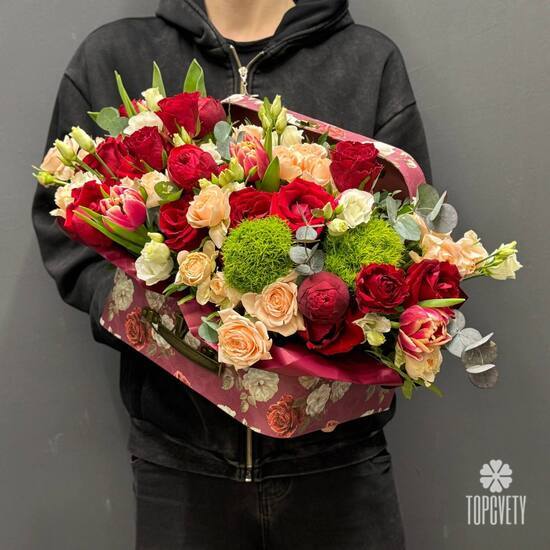 Композиция из роз, тюльпанов и эустомы в шкатулке