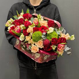 Композиция из роз, тюльпанов и эустомы в шкатулке