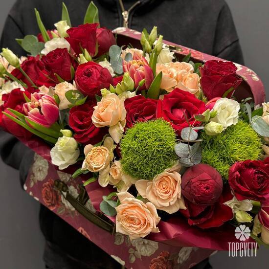 Композиция из роз, тюльпанов и эустомы в шкатулке